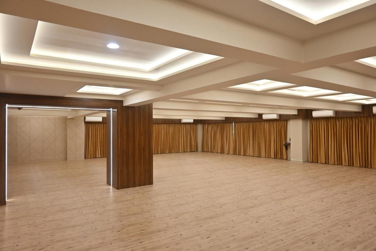 Hotel Privya Rooms And Banquet Сурат Екстер'єр фото