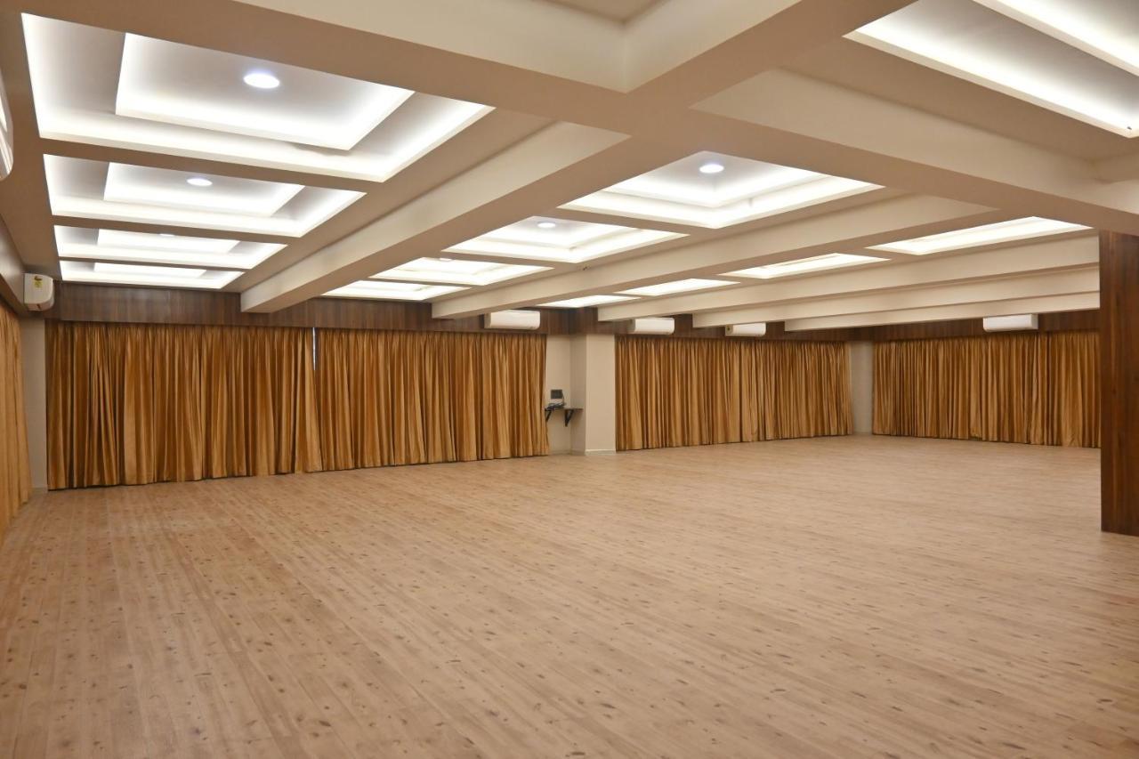 Hotel Privya Rooms And Banquet Сурат Екстер'єр фото