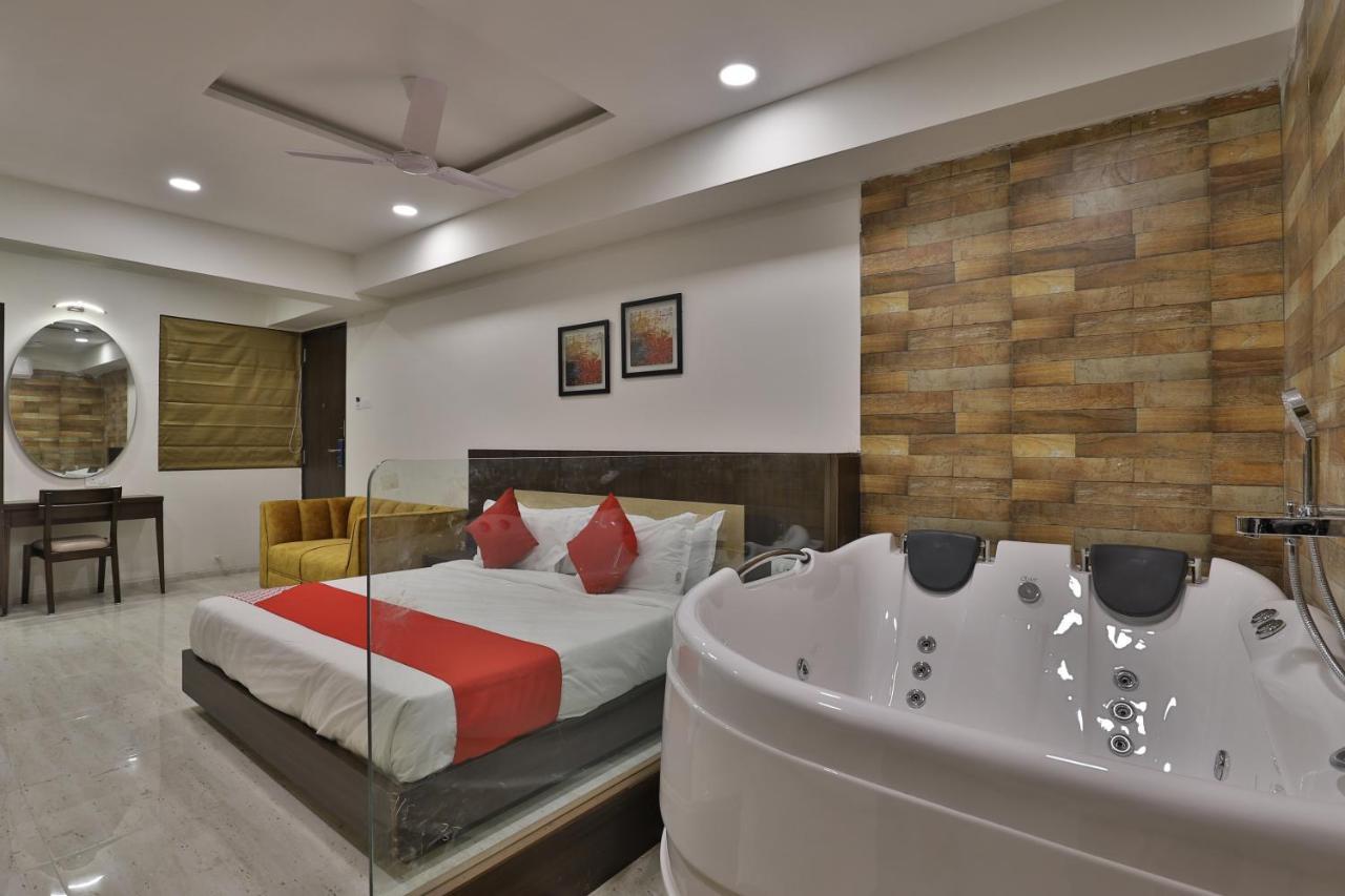 Hotel Privya Rooms And Banquet Сурат Екстер'єр фото