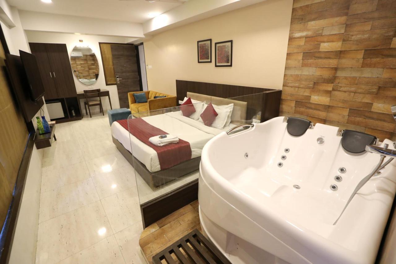 Hotel Privya Rooms And Banquet Сурат Екстер'єр фото