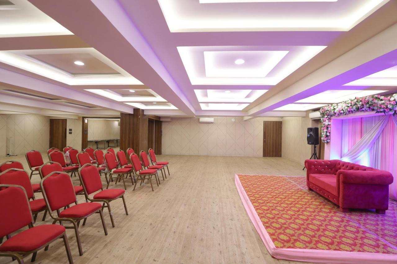 Hotel Privya Rooms And Banquet Сурат Екстер'єр фото
